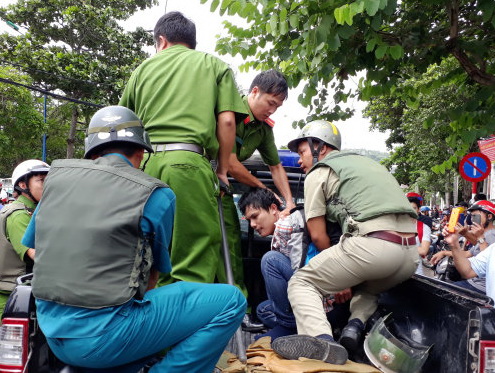 nem chai xang vao hoi truong thanh uy