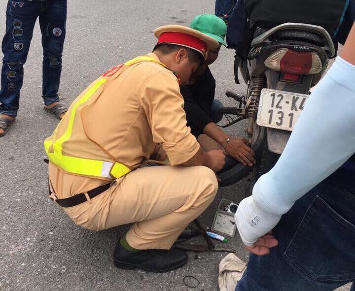 xe m&aacute;y d&iacute;nh đinh tr&ecirc;n cao tốc