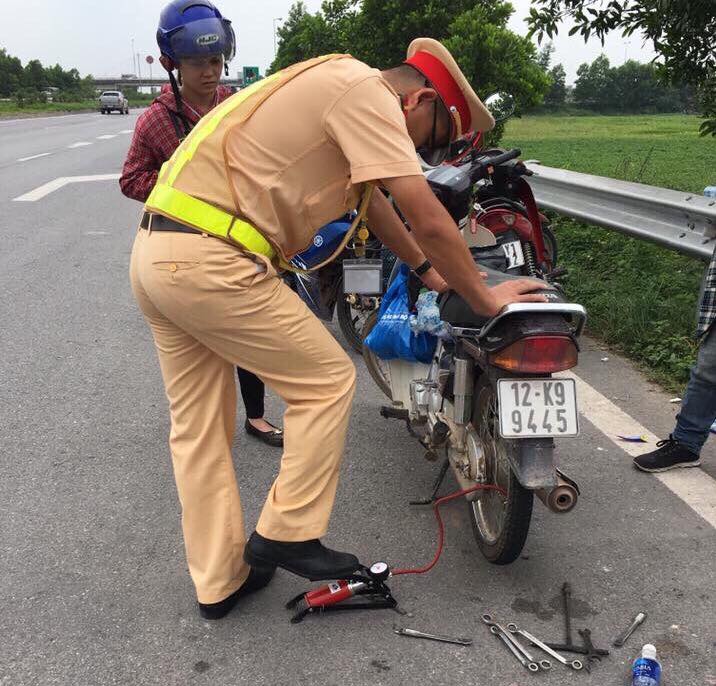 CSGT gi&uacute;p người d&acirc;n thay v&aacute; săm