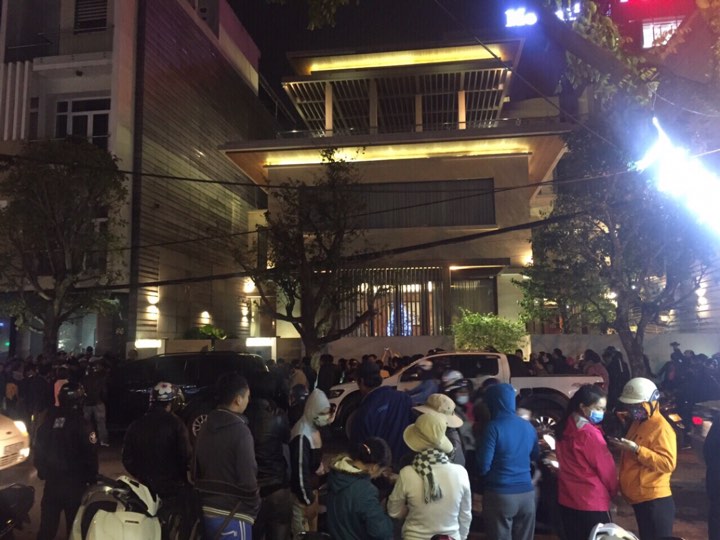 nguoi dan den xem nha vu nhom bị kham xet 