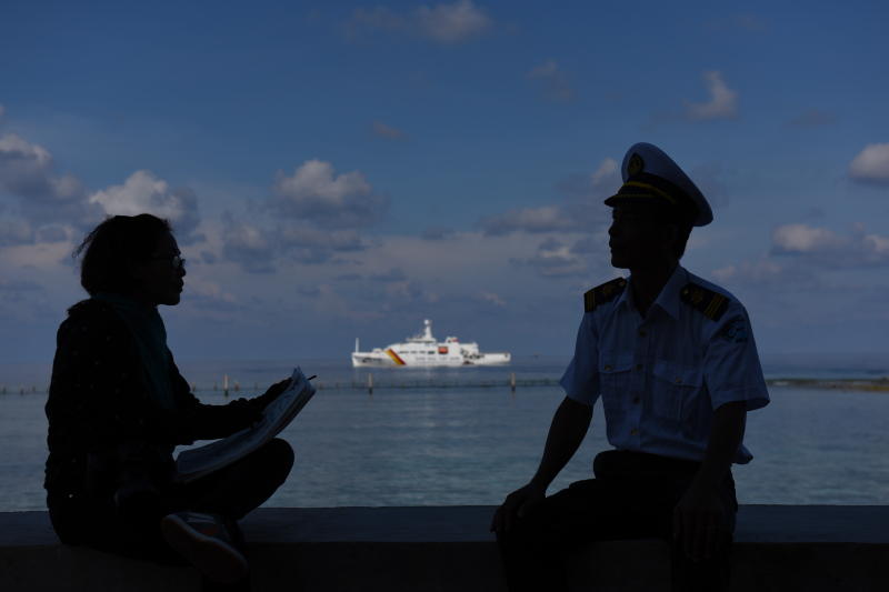 Hoa si Doan Huong ve ky hoa o Truong Sa