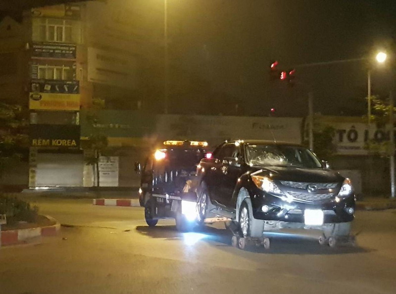 Xe canh s&aacute;t k&eacute;o chiếc xe b&aacute;n tải g&acirc;y tai nạn về xu