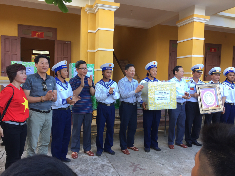 tang qua can bo chien sy dao Truong Sa Đ&ocirc;ng