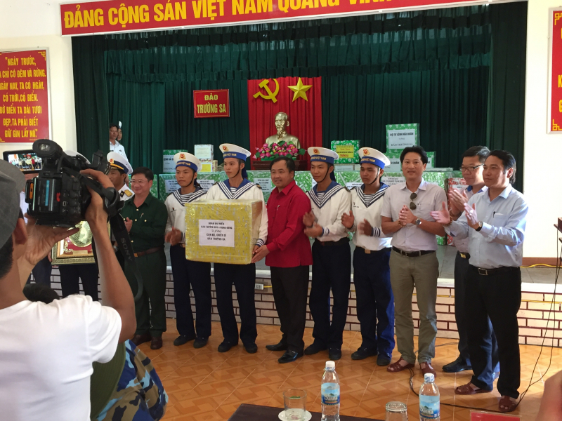 tang qua can bo chien sy dao Truong Sa