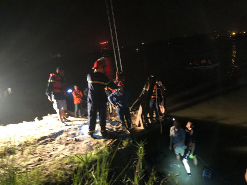  xe 5 chỗ rơi xuống s&ocirc;ng hồng 1 