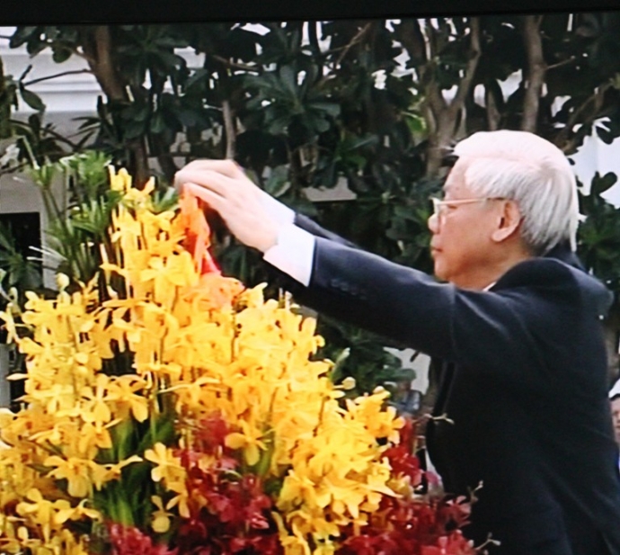 TBT Nguyen Phu Trọng d&acirc;ng hoa