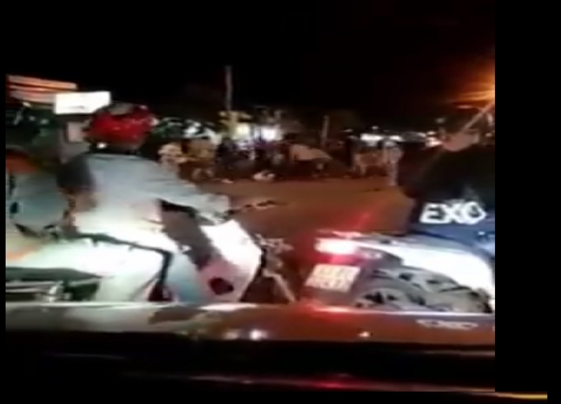 đ&acirc;m ch&eacute;m