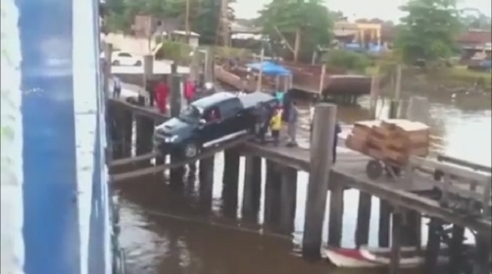 Cận cảnh &ocirc; t&ocirc; l&ecirc;n ph&agrave;