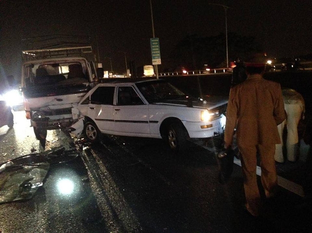 xe-tai-huc-vao-duoi-o-to-con-dang-dung-3-nguoi-bi-