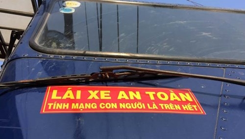 xe_container_mang_logo_tinh_mang_con_nguoi_la_tren