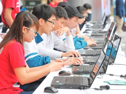 20160417-cam-sinh-vien-binh-luan-dung-tuc-tren-man