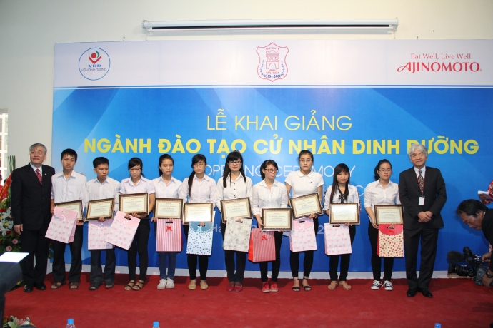 C&ocirc;ng ty Ajinomoto Việt Nam trao học bổng cho c&aacute;c s