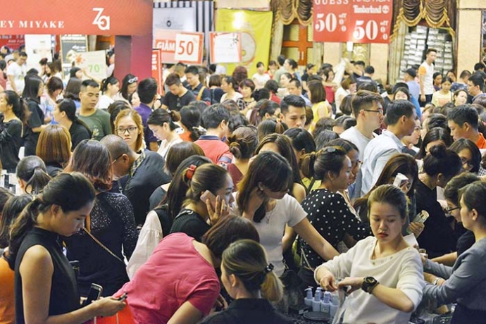 10.Chen nhau chọn h&agrave;ng hiệu