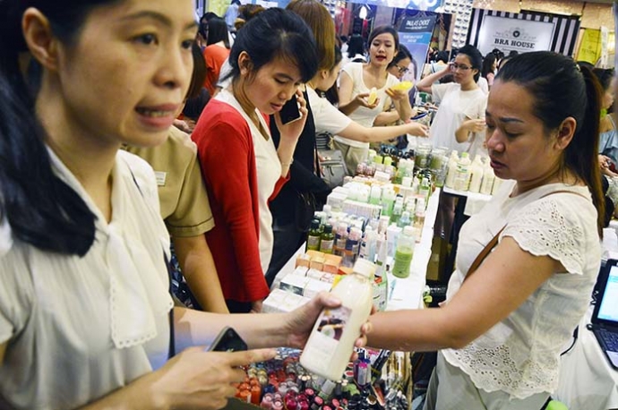 7.Nhiều kh&aacute;ch chen lấn để chọn mỹ phẩm 