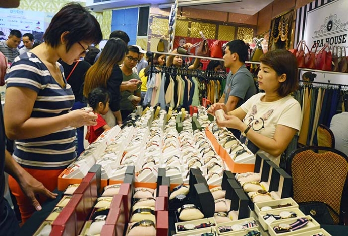 9.Một g&oacute;c gian h&agrave;ng b&aacute;n đồng hồ tại sự