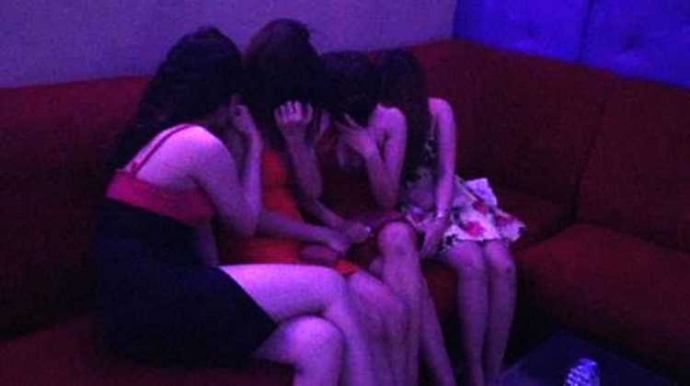 8-nu-tiep-vien-mac-mat-me-phuc-vu-9-khach-tq_18626