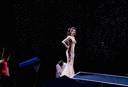 bat-ngo-chua-thu-minh-khoe-co-bung-sau-mui-day-quy