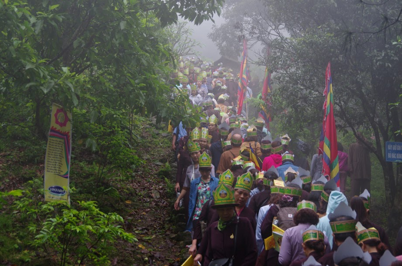 Phật tử và du khách trên đường lên am Ngọa Vân
