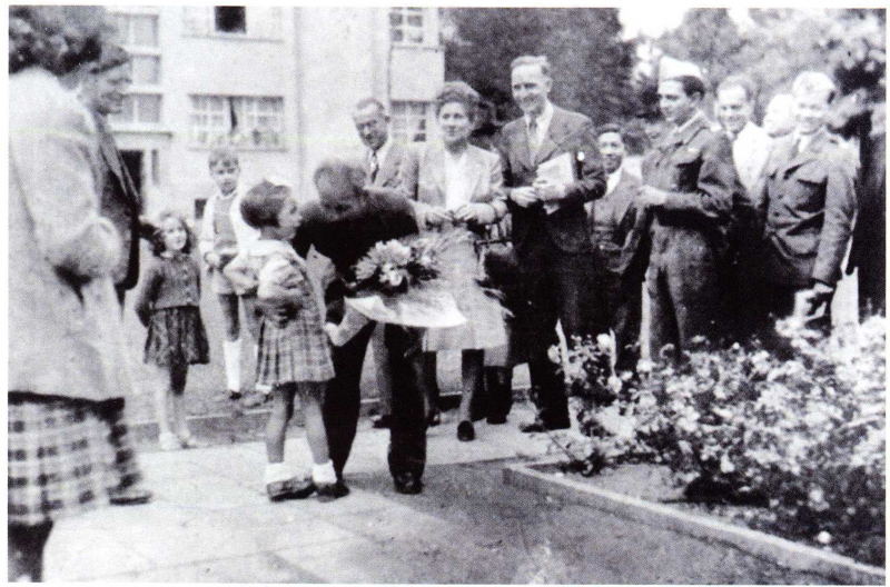 B&aacute;c Hồ hỏi thăm c&aacute;c ch&aacute;u thiếu nhi Ph&aacute;p trong chuy