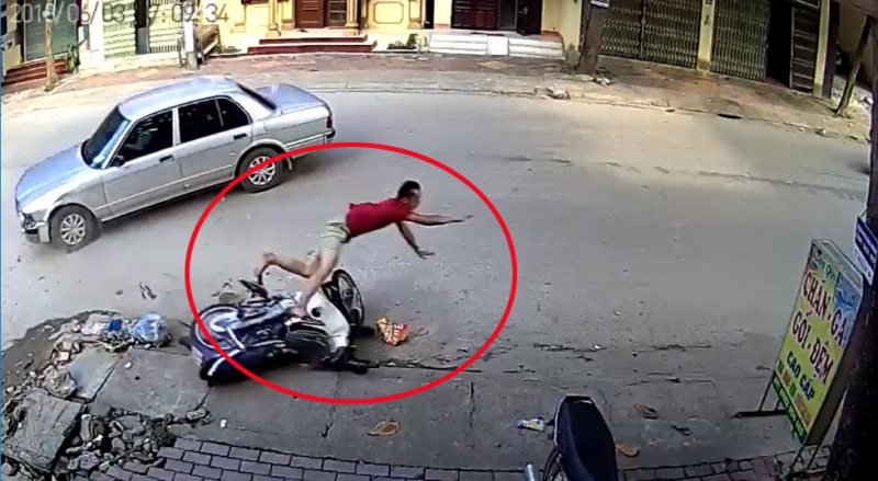 Clip-o-to-sang-duong-tong-nguoi-di-xe-may-dam-1528