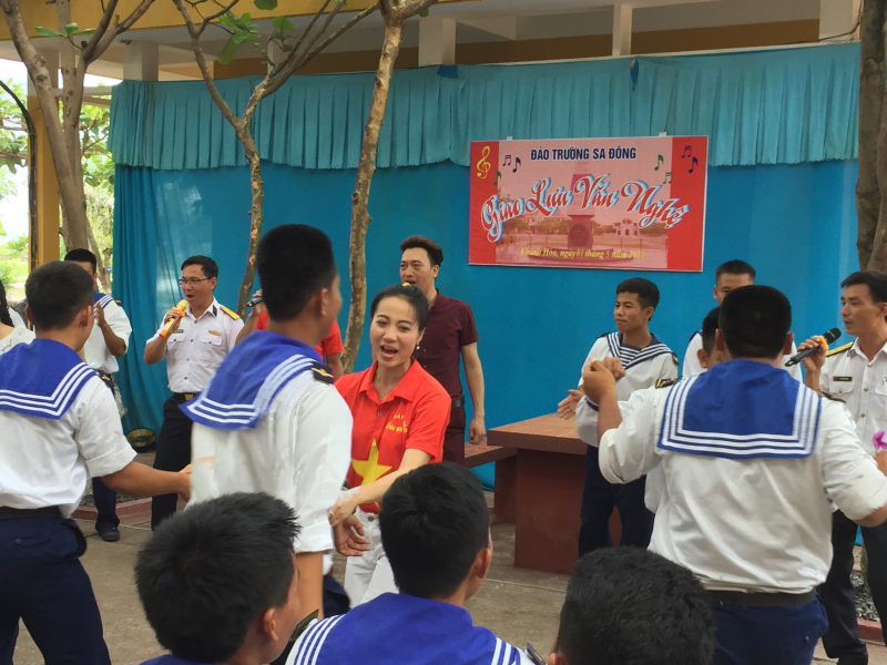 c&aacute;c nghệ sỹ đo&agrave;n ch&egrave;o Th&aacute;i B&igrave;nh giao lưu với chiến