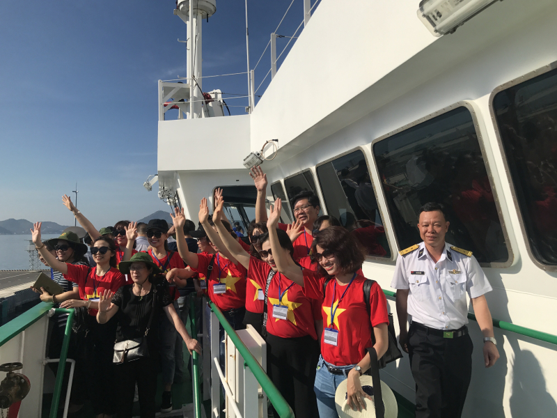 Đo&agrave;n c&ocirc;ng t&aacute;c số 10 chuẩn bị xuất ph&aacute;t tại cảng Ca