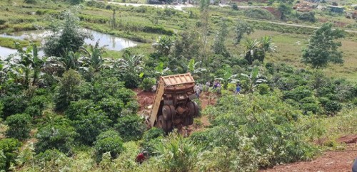 xe-ben-lao-xuong-vuc-sau-tai-xe-tu-vong-trong-cabi