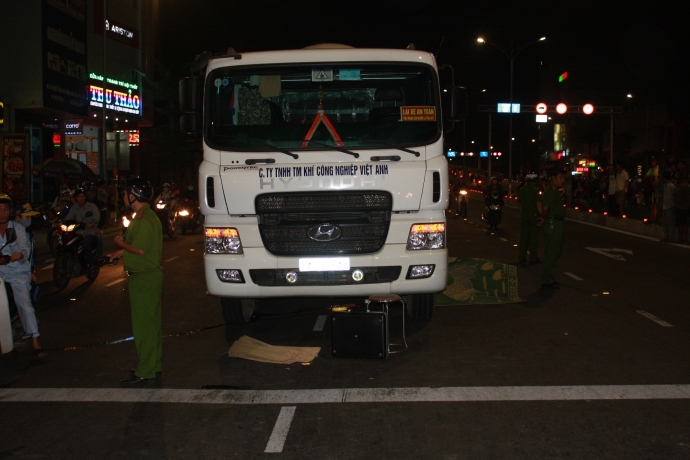 Cu-ba-chet-tham-duoi-gam-xe-tai-3