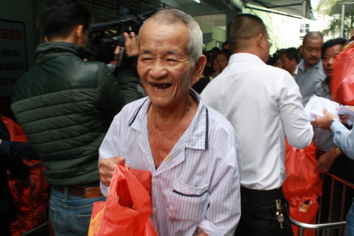 Hiep-hoi-xe-ben-Hoa-Cam-Hoa-Vang-trao-qua-Tet-cho-