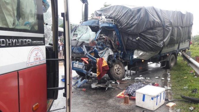 xe-tai-doi-dau-xe-khach-2-nguoi-thuong-vong-2