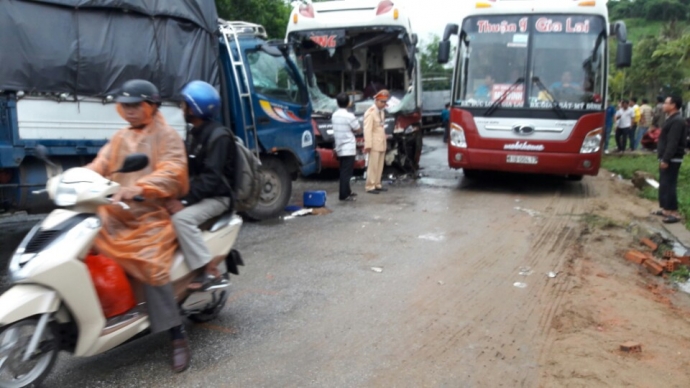 xe-tai-doi-dau-xe-khach-2-nguoi-thuong-vong-3