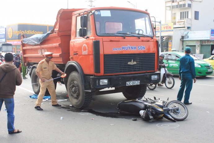 Bi-xe-tai-keo-le-5m-hai-co-gai-nguy-kich-1