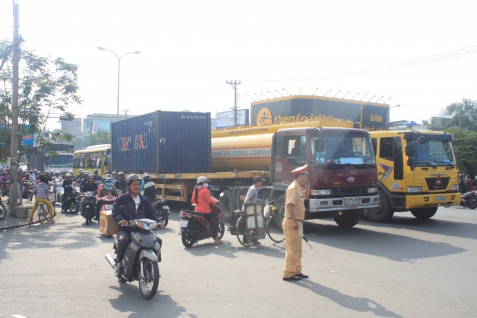 Bi-xe-tai-keo-le-5m-hai-co-gai-nguy-kich-2