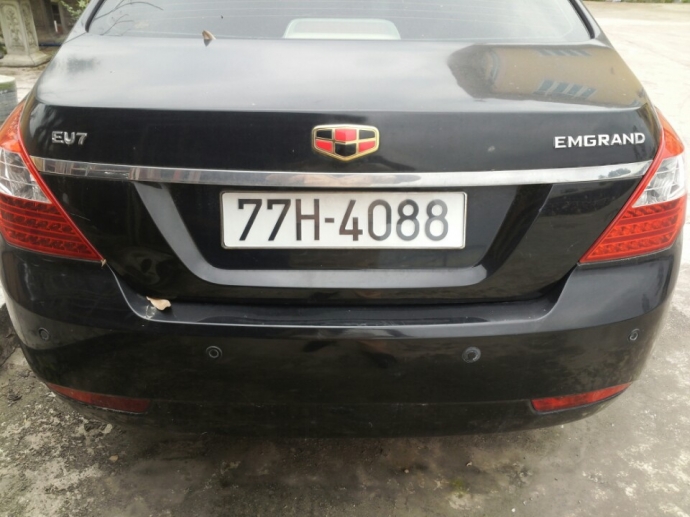 Binh-Dinh-phat-hien-o-to-dung-bien-so-gia-lưu-thon