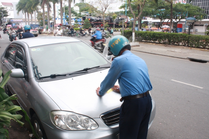 Mot-ngay-ra-quan-Da-Nang-ha-nhiet-xe-do-sai-quy-dị