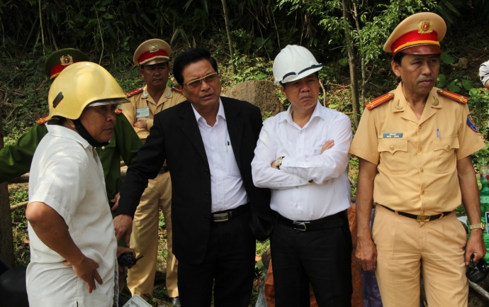 Bo-cua-gap-xe-cho-gas-latnhao-tren-deo-Hai-Van-2