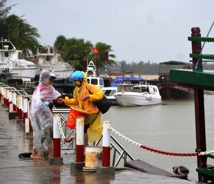 dua-1000-khach-mac-ket-ngoai-dao-cu-lao-cham-ve-da