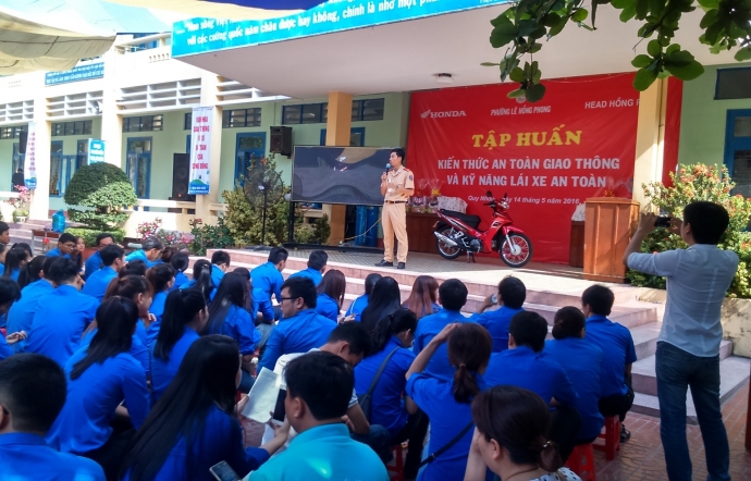 150-doan-vien-thi-tim-hieu-kien-thuc-ATGT-v&agrave;-lai-x