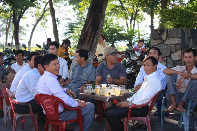 phu-huynh-vat-va-cho-con-duoi-tiet-troi-do-lua-11