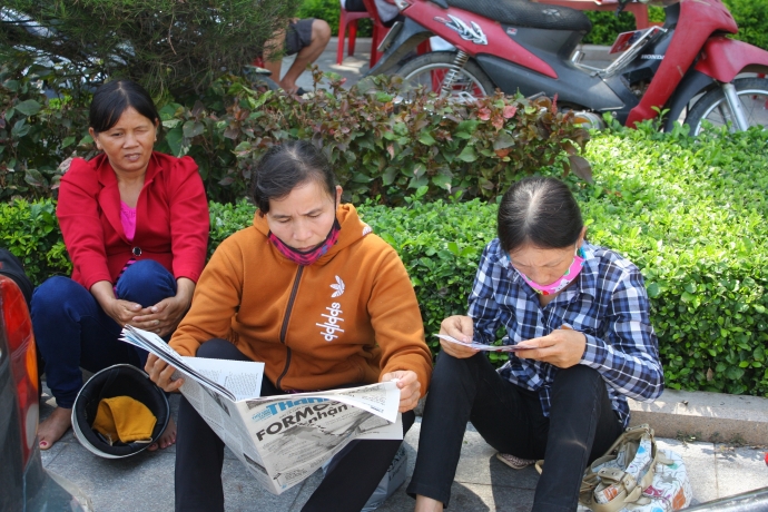 phu-huynh-vat-va-cho-con-duoi-tiet-troi-do-lua-3