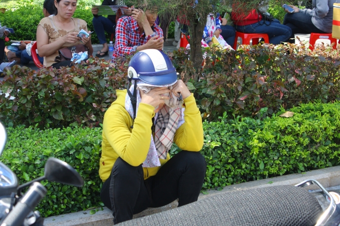 phu-huynh-vat-va-cho-con-duoi-tiet-troi-do-lua-4