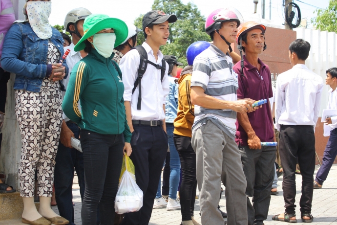 phu-huynh-vat-va-cho-con-duoi-tiet-troi-do-lua-7