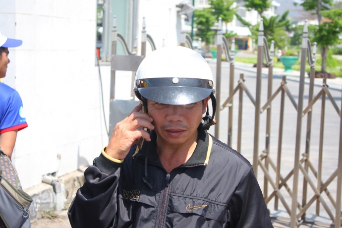 phu-huynh-vat-va-cho-con-duoi-tiet-troi-do-lua-9