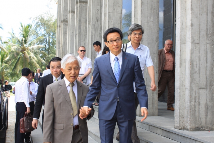 Hon-1600-nha-khoa-hoc-tham-du-gap-go-Viet-Nam-2