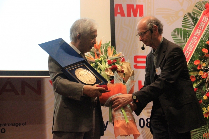 Giao-su-Tran-Thanh-Van-nhan-bang-tien-si-danh-du-t