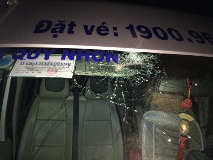 Xe-khach-bi-nem-da-tren-QL1A-Quang-Ngai-1