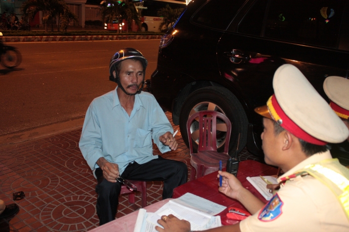 Binh-Dinh-ma-men-choi-bai-lay-doi-pho-CSGT-3