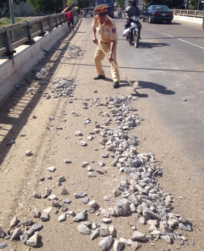 CSGT-Binh-Dinh-doi-nang-quet-duong-dam-bao-ATGT-tr