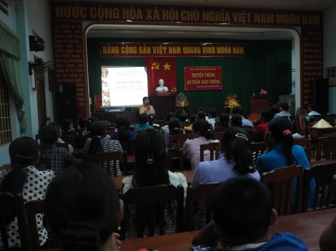 Phu-nu-Binh-Dinh-tuyen-truyen-ATGT-bang-nghe-thuat