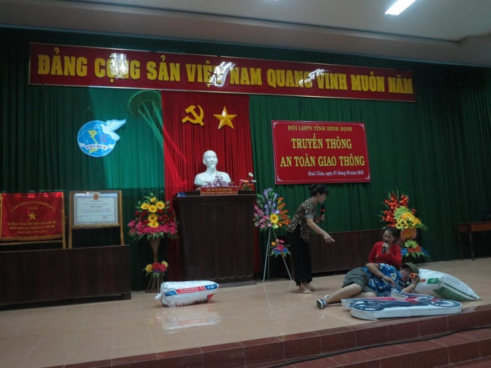 Phu-nu-Binh-Dinh-tuyen-truyen-ATGT-bang-nghe-thuat